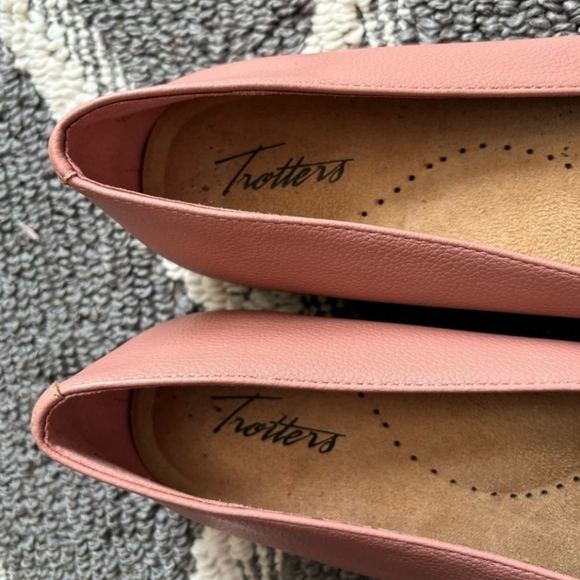 Trotters Sage Scalloped Detail Slip-Ons; fits like 10! - Picture 4 of 10